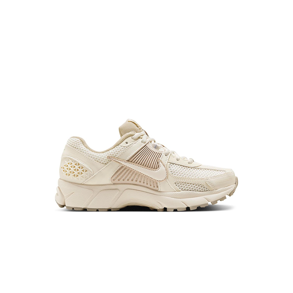 alt="Кроссовки Nike Zoom Vomero 5 Sail Light Orewood Brown арт. FQ6868-111 с сетчатым верхом и замшевыми накладками вид спереди"