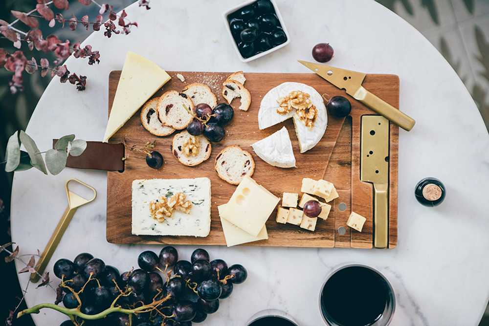 Доска и 2 ножа для нарезки сыра  Cheeseporn