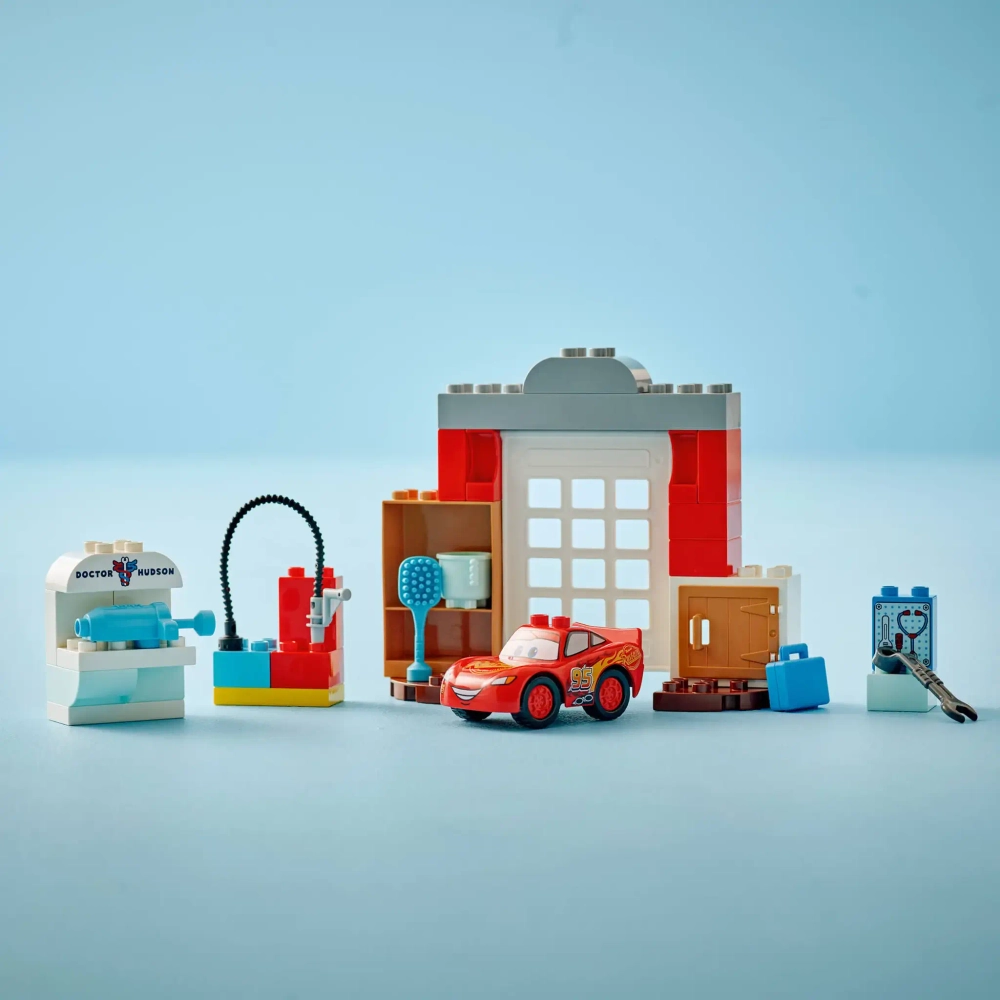 Конструктор LEGO Duplo 10456 Визит Маккуина в гараж Дока