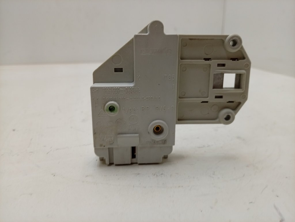 FCS800C кт34 Устройство блокировки для стиральной машины Zanussi 124034900 б/у