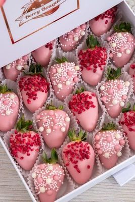 Шкатулка "Розовое сияние" с цветами и клубникой в шоколаде