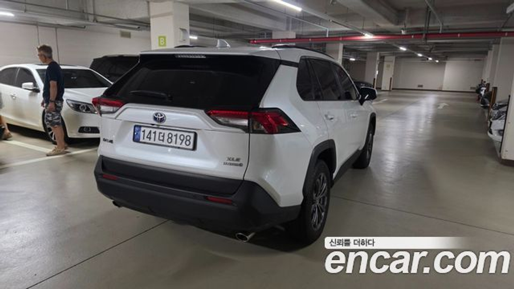 Toyota RAV4 2.5 2WD Hybrid XLE — 2024