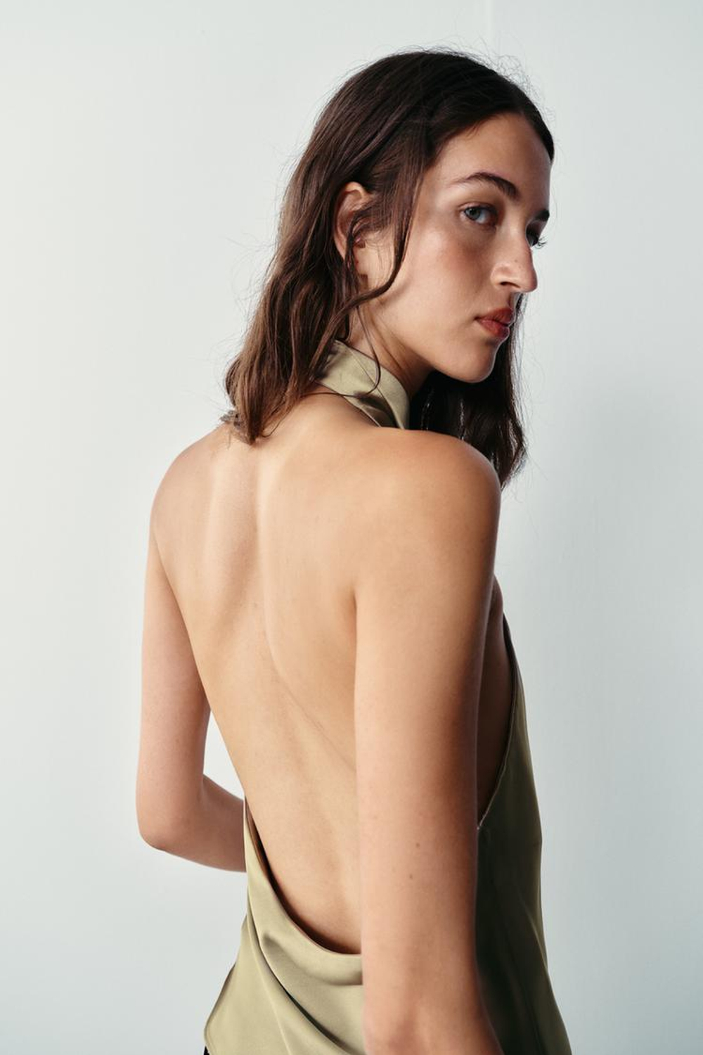 ZARA АТЛАСНЫЙ ТОП С ГОРЛОВИНОЙ ХАЛТЕР, СВЕТЛЫЙ ХАКИ
