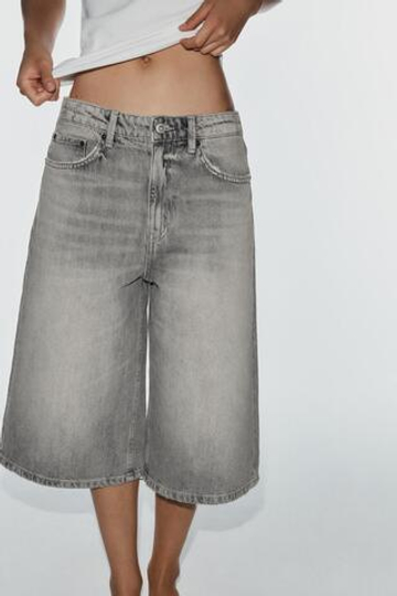 ZARA ДЖИНСОВЫЕ ШОРТЫ TRF BAGGY С РАЗРЕЗАМИ, СВЕТЛО-СЕРЫЙ