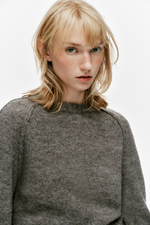 СВИТЕР С ДЕКОРАТИВНЫМИ ШВАМИ НА ПЛЕЧАХ — ZARA