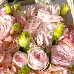 Роскошная корзина с пионовидными розами Peach Garden Basket