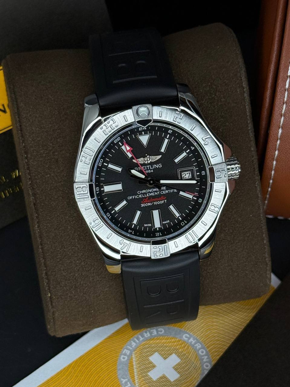 Часы Breitling Avenger II GMT V1731010