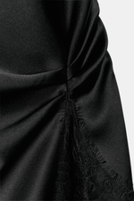 АТЛАСНОЕ МИНИ-ПЛАТЬЕ С КРУЖЕВОМ — ZARA