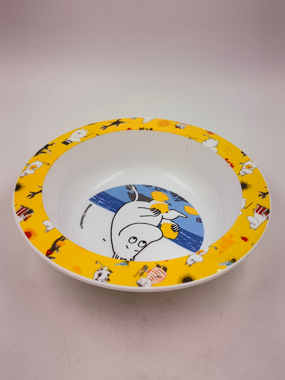 Moomin Миска пластиковая "Муми-тролль, собирающий мидии", с желтым краем, диаметр 16 см (из Финляндии)