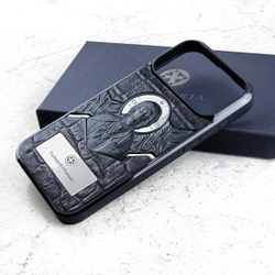 Чехол Euphoria HM Пантократор для iPhone 18 Pro Max на фирменной коробке — боковой вид, силиконовая рамка с кнопками, кожа CROC с образом Христа Вседержителя