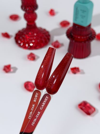 Гель-лак с эффектом кошачий глаз ENIGMANIC GARNET 10 мл.