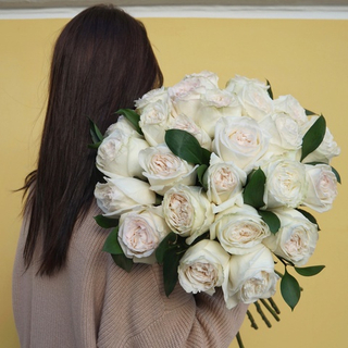 36. Ароматный букет роз White O’Hara