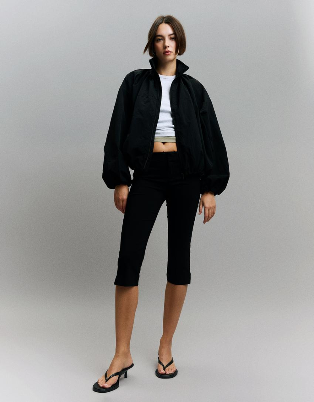BERSHKA Объемная куртка, черный
