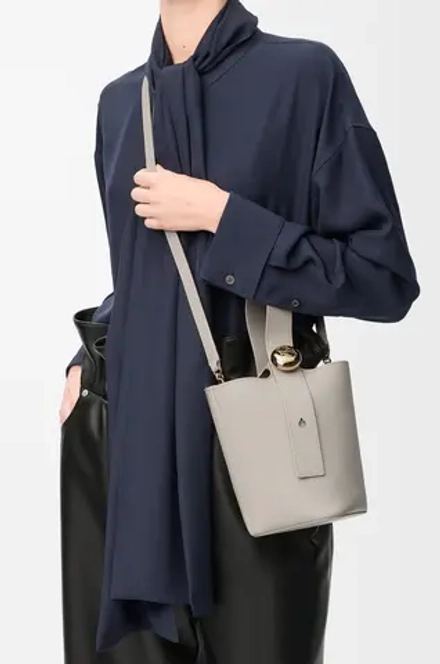 Loewe Мини-сумка-ведро Pebble из гладкой телячьей кожи, жемчужно-серый