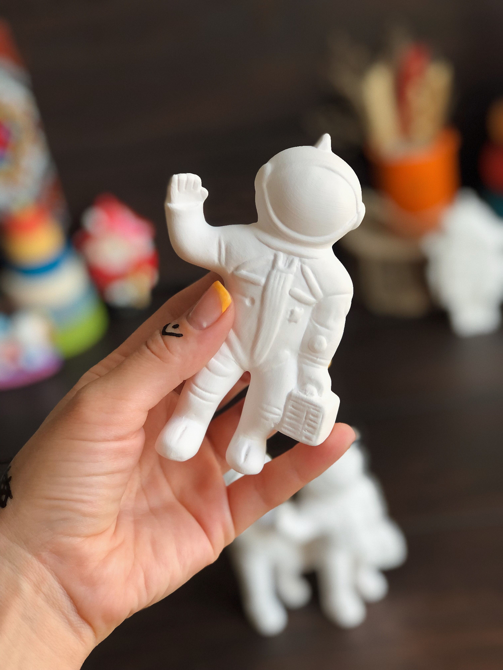 Елочная игрушка Космонавт с чемоданом фигурка для росписи