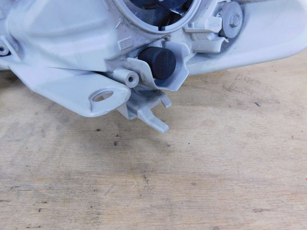фара левая Toyota Premio NZT260 ZRT260 20-444
