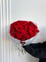 Моно букет из кустовых роз в красном оттенке 25 шт