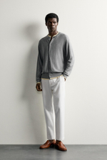 КОМФОРТНЫЕ БРЮКИ ЧИНОС ИЗ РЕЛЬЕФНОЙ ТКАНИ — ZARA