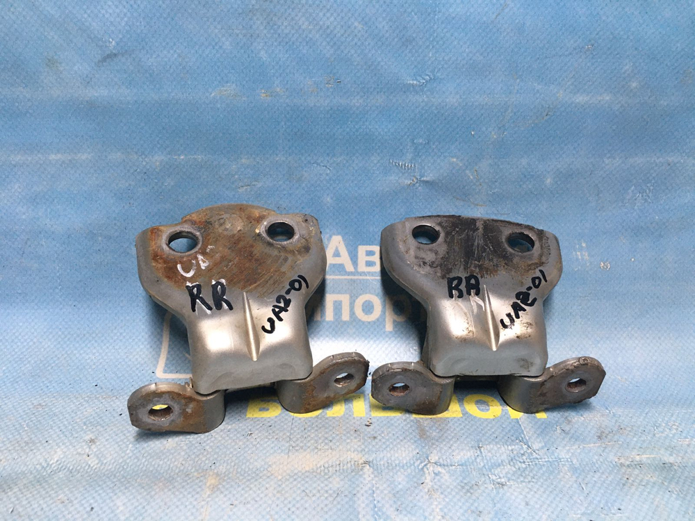 Петля двери задней правой Honda INSPIRE 1995