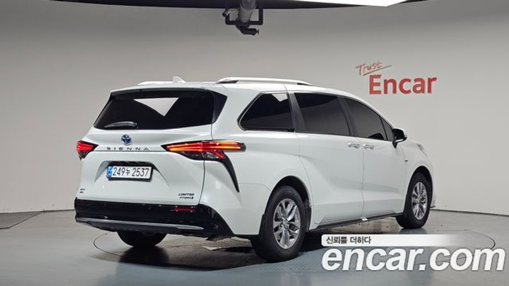 Toyota Sienna 2.5 Hybrid AWD — 2024