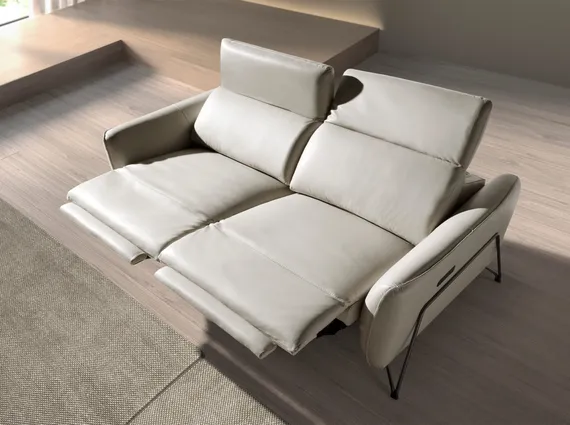 Трехместный диван с реклайнером Angel Cerda 6264 из песочной натуральной кожи