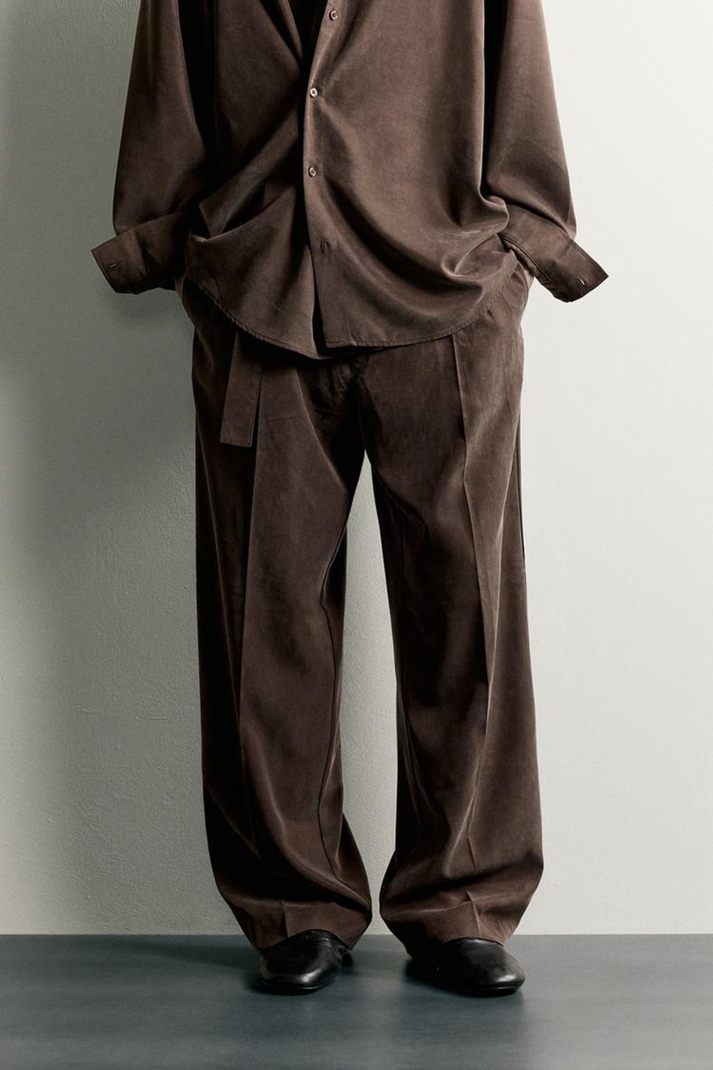 ZARA БРЮКИ RELAXED FIT ИЗ СТРУЯЩЕЙСЯ ТКАНИ С РЕМНЕМ, ТЕМНО-КОРИЧНЕВЫЙ