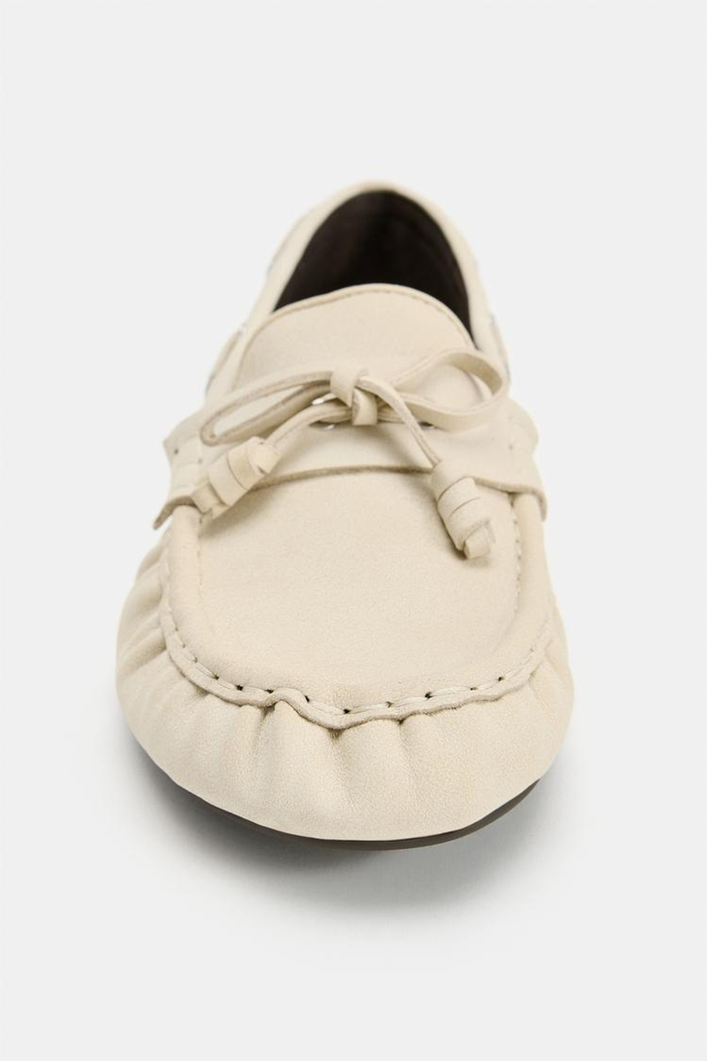 ZARA КОЖАНЫЕ МОКАСИНЫ СО СБОРКАМИ, БЕЛЫЙ