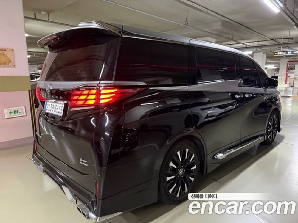 Toyota Alphard 2.5 HEV Executive AWD — 2025