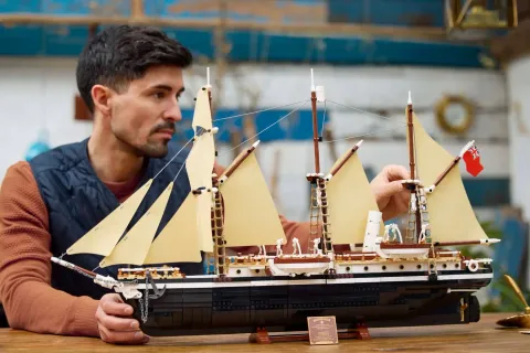 Конструктор LEGO Icons 10335 Модель корабля Выносливость