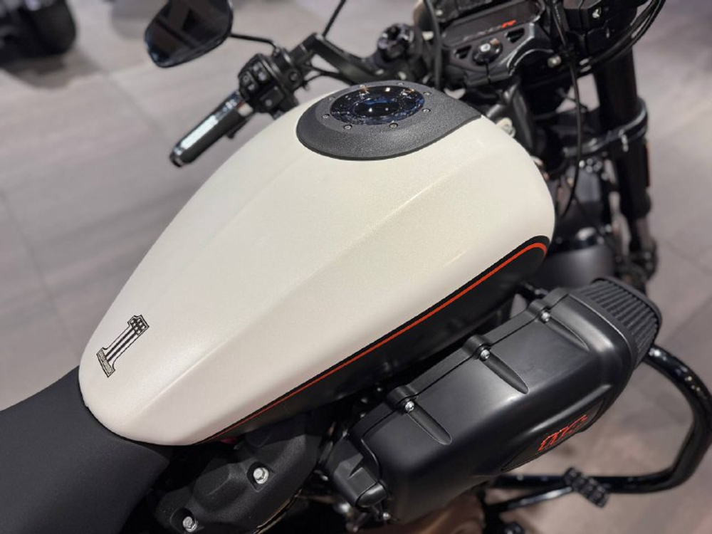 Harley-Davidson FXDR 114 (Белый)