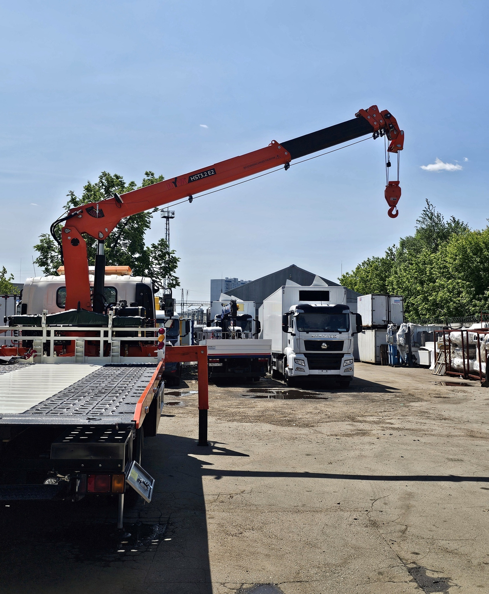 Эвакуаторная платформа 4.5 т с КМУ 3.2 т на шасси Isuzu Elf KV600