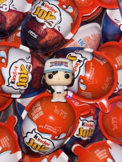 Шоколадное яйцо Kinder Joy Stranger Things 20 г