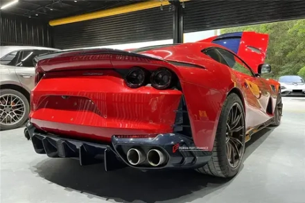 Карбоновый диффузор заднего бампера с подсветкой для Ferrari 812 Superfast GTS 2017-2024 Феррари