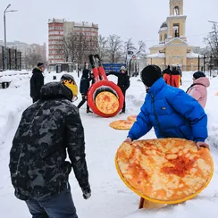 Гигантская сковорода с блинами