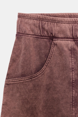 ZARA УДЛИНЕННЫЕ ШОРТЫ С ЭФФЕКТОМ ПОТЕРТОСТИ, БАКЛАЖАННЫЙ
