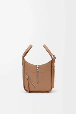 Loewe Сумка Hammock Flip из классической телячьей кожи, мокко