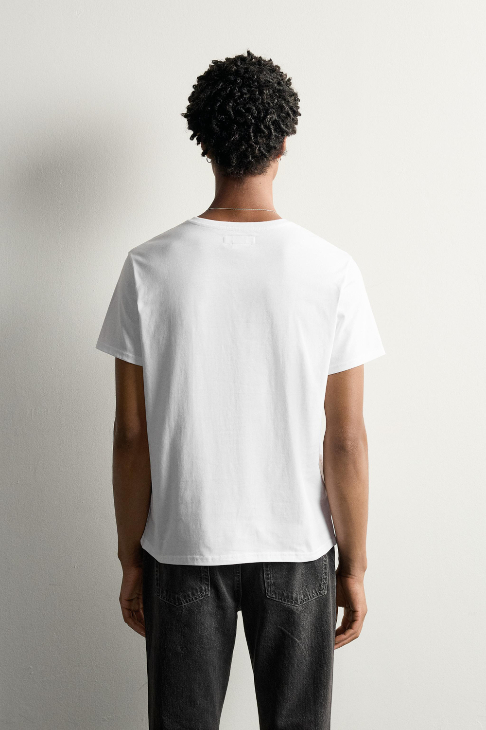 ФУТБОЛКА SLIM FIT С V-ОБРАЗНЫМ ВЫРЕЗОМ — ZARA