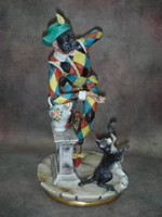 Статуэтка. Фарфор. Арлекин с кошкой. Capodimonte. Италия