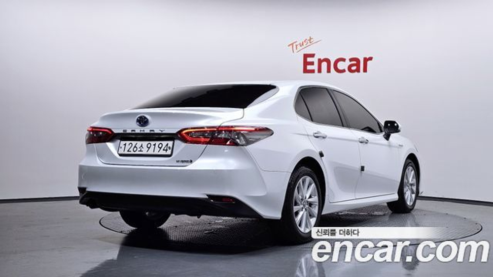 Toyota Camry 2.5 LE Hybrid — 2024