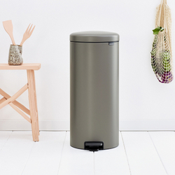 Ведро Brabantia NewIcon 30л платиновое возле стены