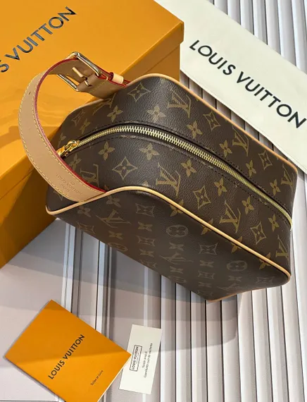 Несессер Louis Vuitton Locker Dopp Kit