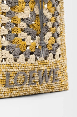 Loewe Сумка-мешок Patch Crochet на шнурке из телячьей кожи и рафии, горчичный