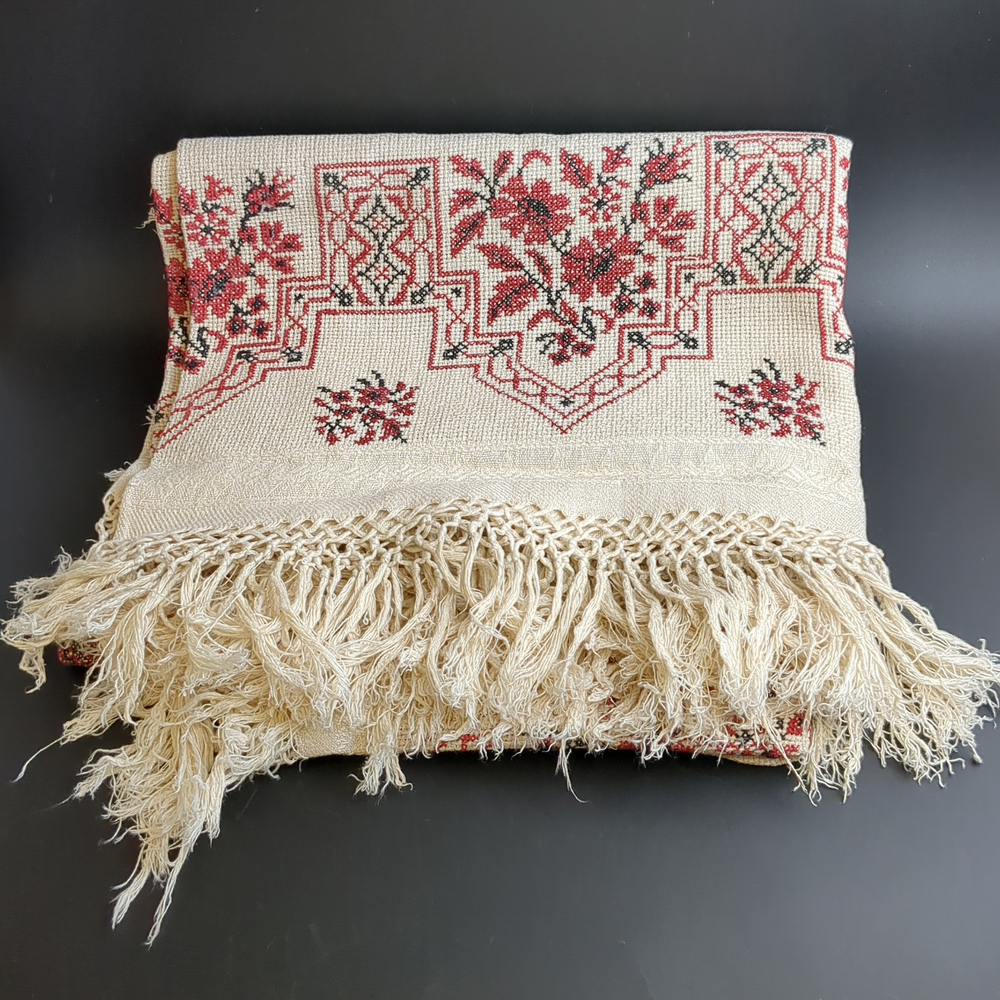Старинная праздничная скатерть с вышивкой и кистями. 125 х 125 см. Лён. Российская Империя, 19 век.