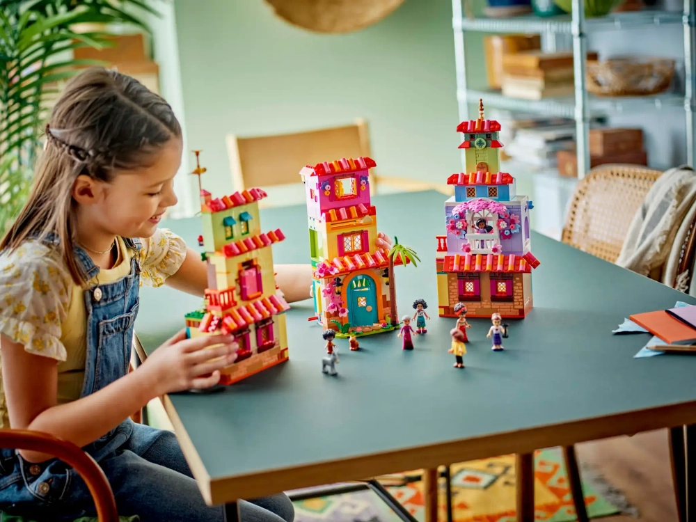Конструктор LEGO Disney 43245 Волшебный дом семьи Мадригаль