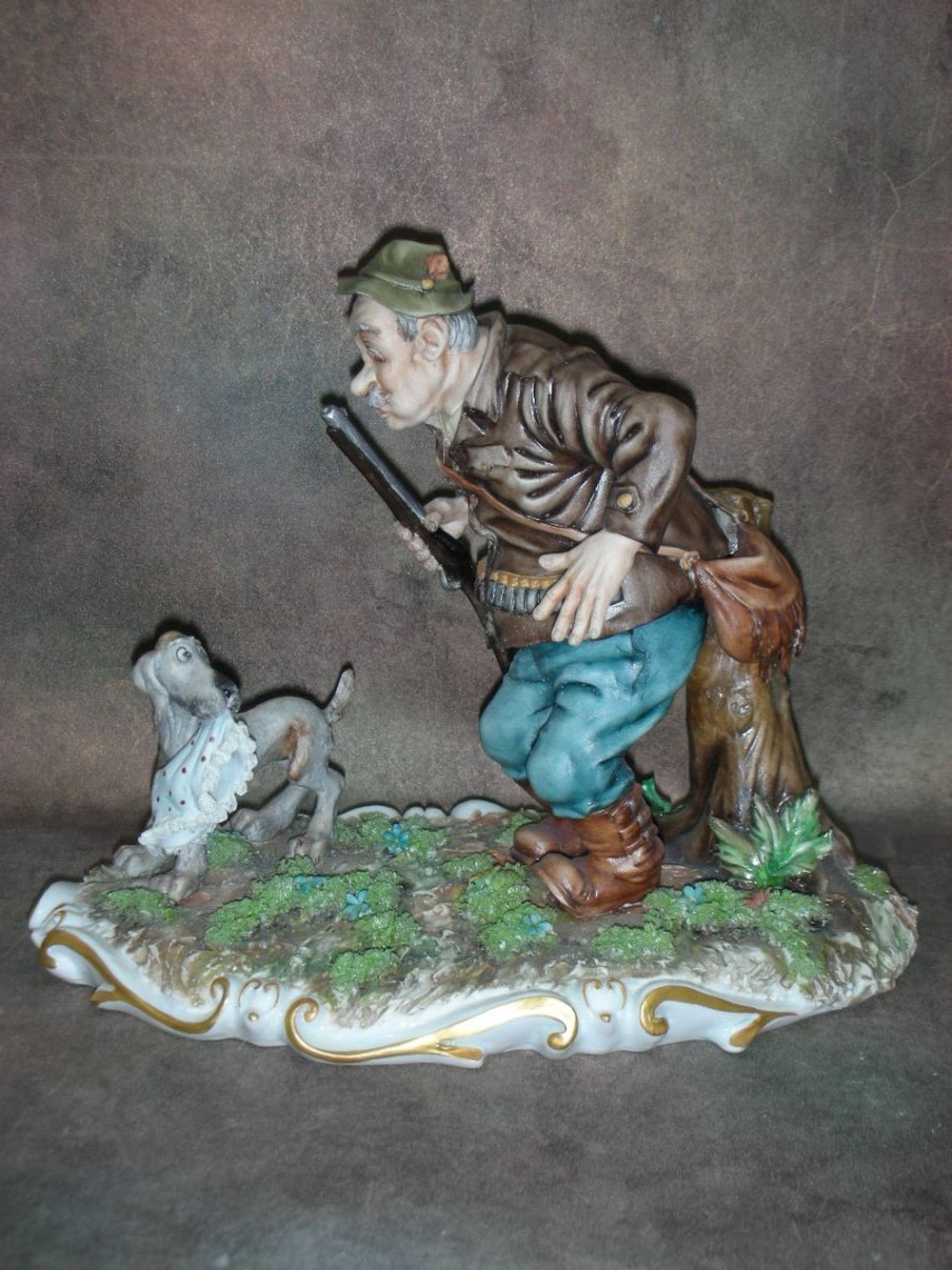 Статуэтка. Фарфор. Охотник с собакой. Capodimonte. Италия