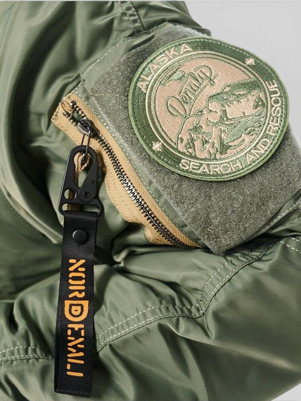 Куртка мужская зимняя Denali Husky Military (с.зеленая - supporo) — нашивка на рукаве крупным планом