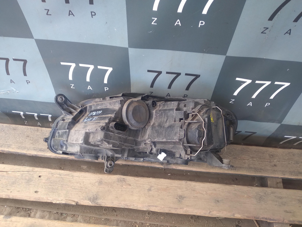 Фара правая ксенон Volkswagen Passat B7 11-15 Б/У Оригинал 3AB941754