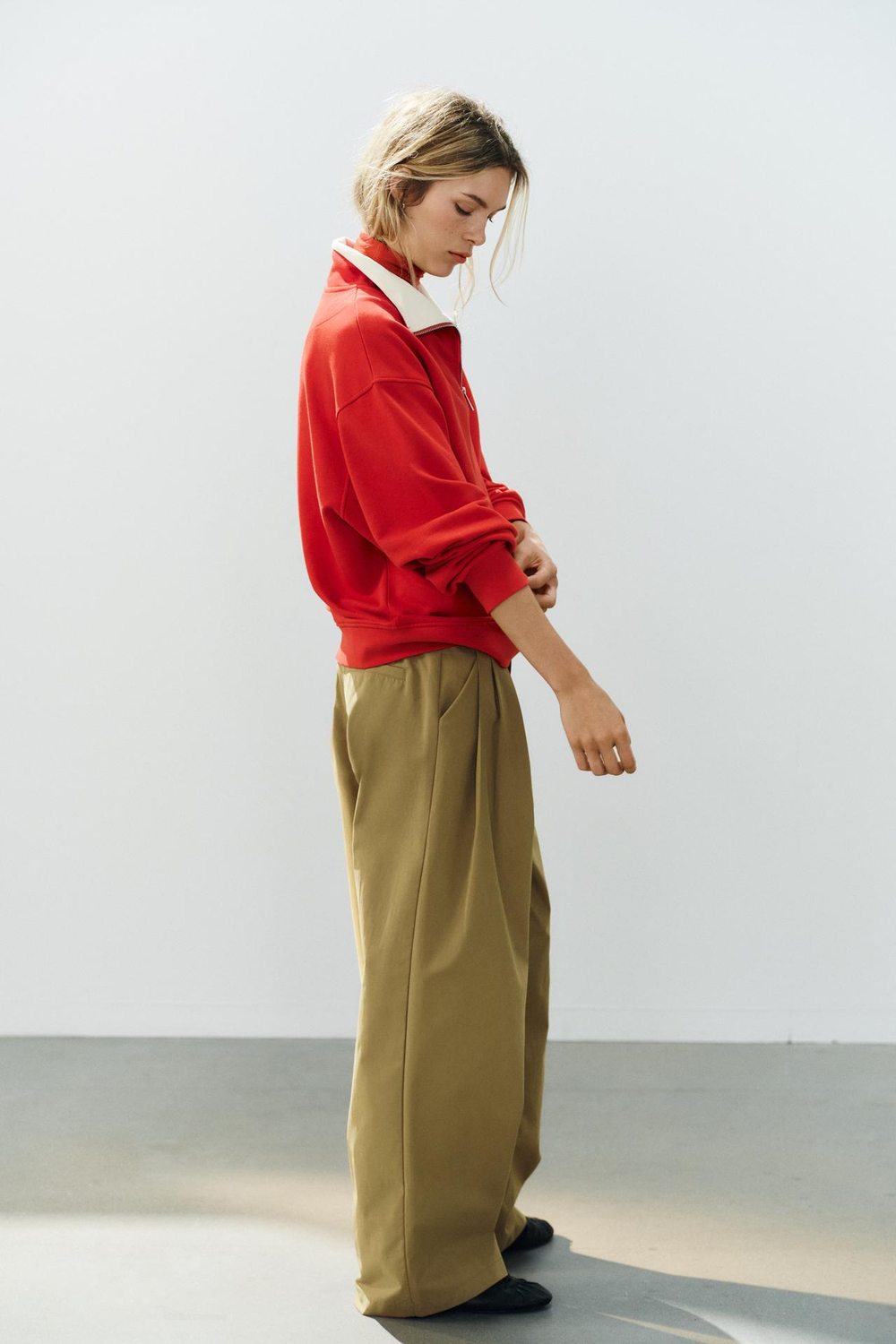 ZARA ШИРОКИЕ БРЮКИ С ЗАЩИПАМИ, ОЛИВКОВЫЙ