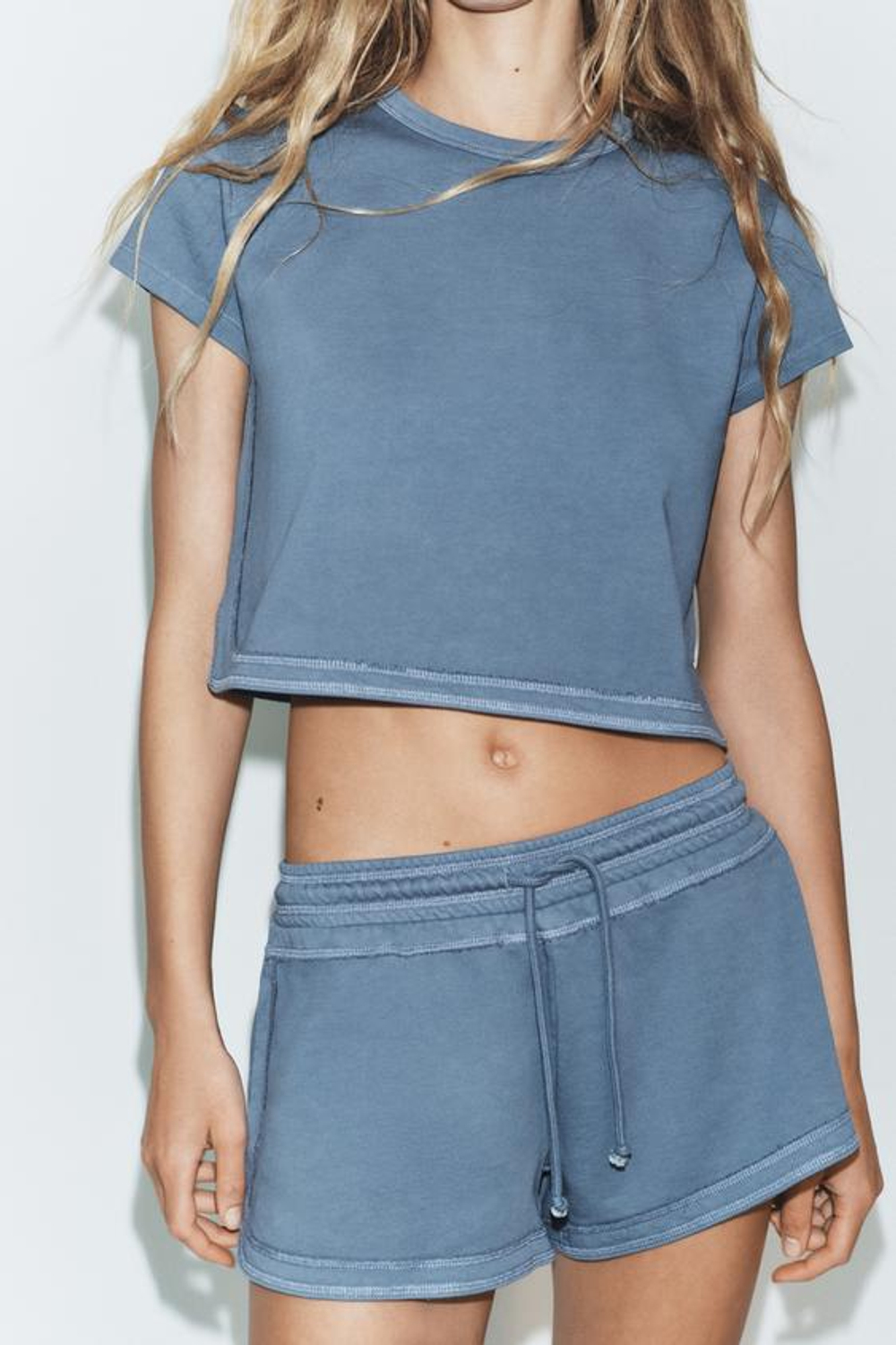 ZARA УКОРОЧЕННАЯ ФУТБОЛКА С ЭФФЕКТОМ ПОТЕРТОСТИ, ЯРКО-СИНИЙ