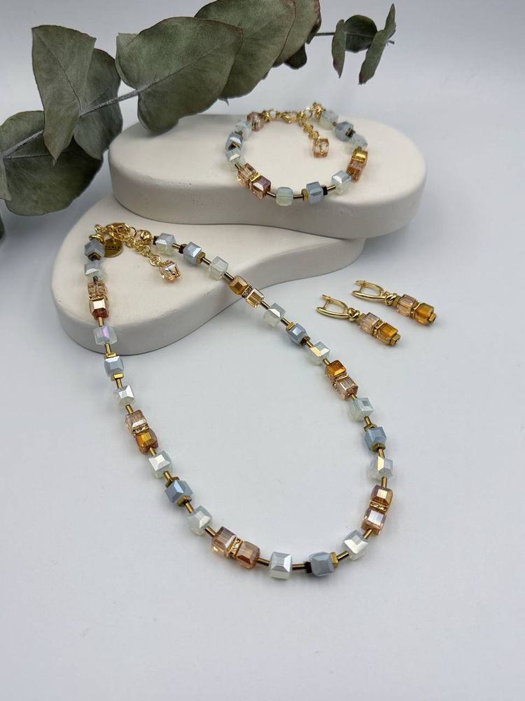 Колье "кубики" из медовых, молочных и светло-серых Swarovski, оттенок золото